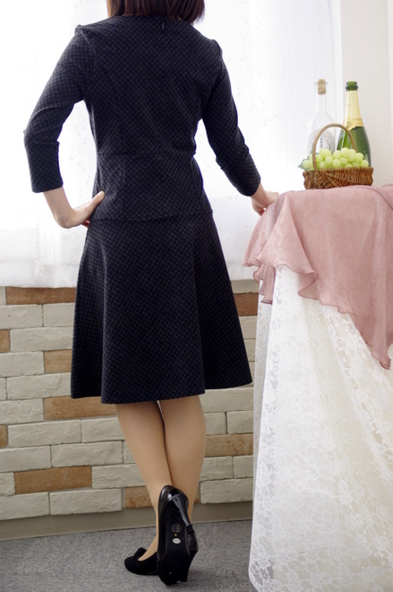 ブラックのフィット＆フレアワンピース