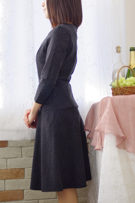 ブラックのフィット＆フレアワンピース