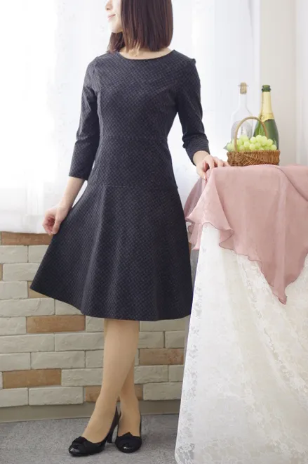 ブラックのフィット＆フレアワンピース