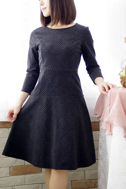 ブラックのフィット＆フレアワンピース