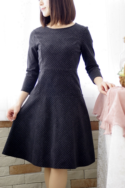 ブラックのフィット＆フレアワンピース