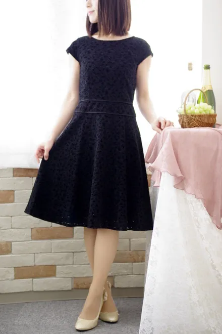 ブラックのベロアレース模様フレアワンピース