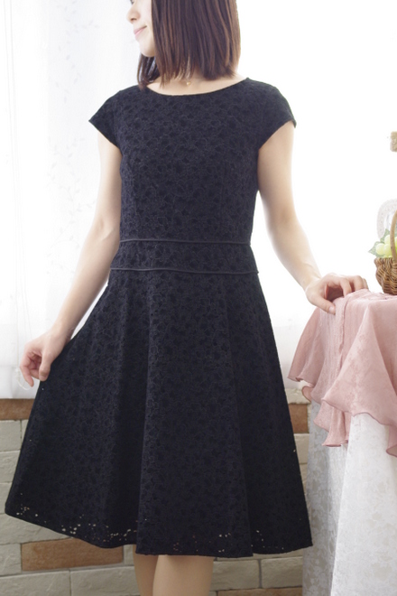 ブラックのベロアレース模様フレアワンピース