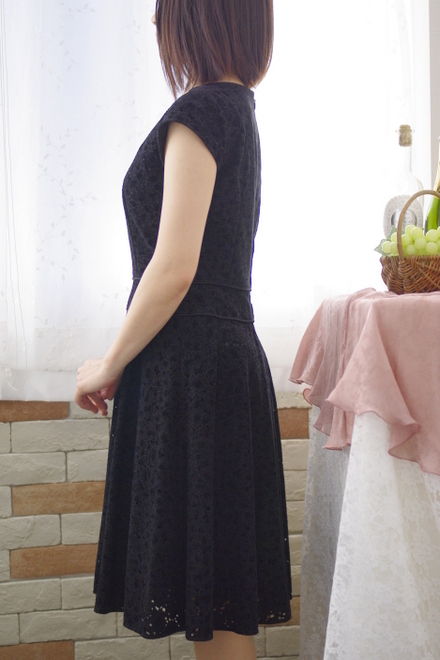 ブラックのベロアレース模様フレアワンピース