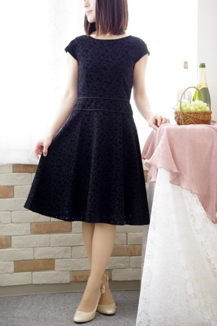 ブラックのベロアレース模様フレアワンピース
