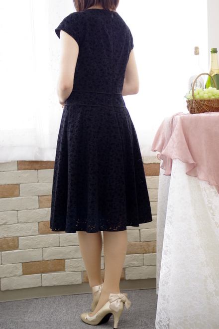 ブラックのベロアレース模様フレアワンピース