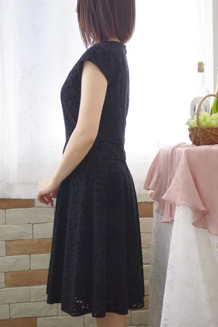 ブラックのベロアレース模様フレアワンピース