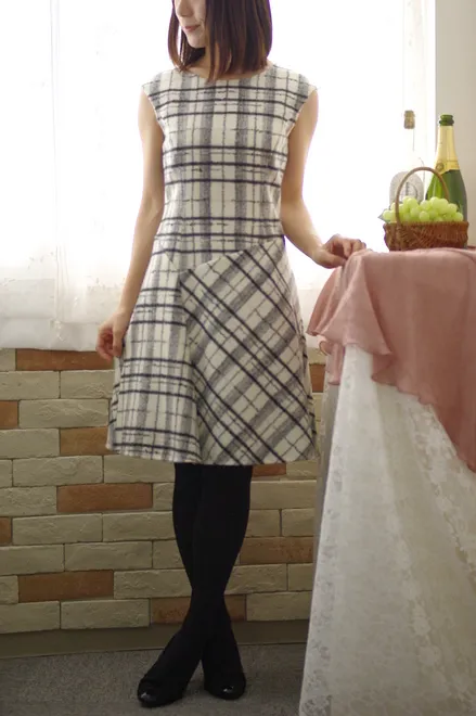 ホワイトのモードチェックAラインワンピース