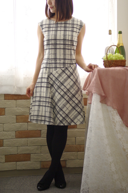 ホワイトのモードチェックAラインワンピース