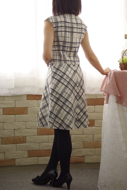 ホワイトのモードチェックAラインワンピース