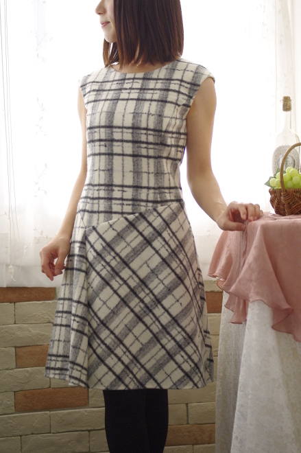 ホワイトのモードチェックAラインワンピース