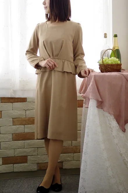 ベージュのペプラムワンピース