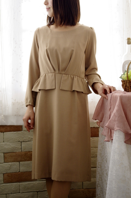 ベージュのペプラムワンピース