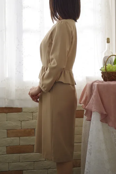 ベージュのペプラムワンピース