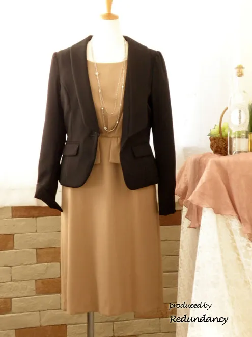 ベージュのペプラムワンピース