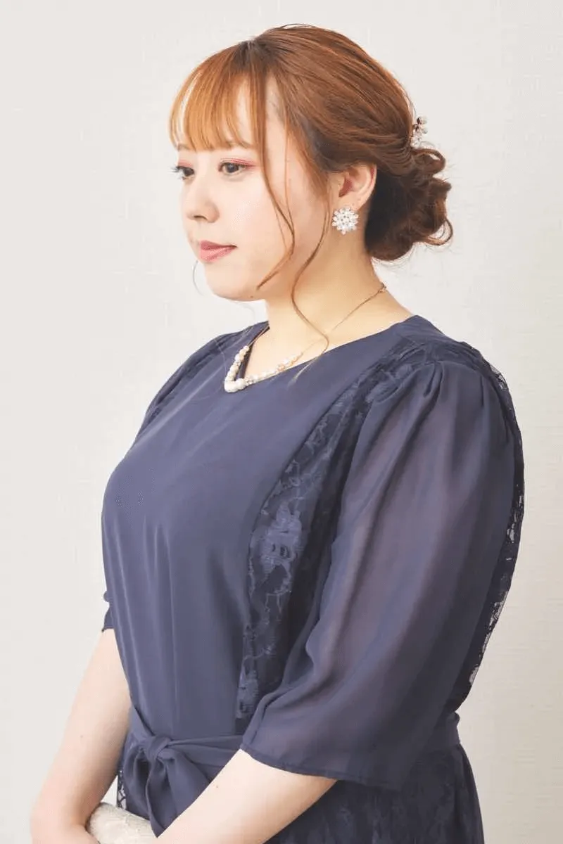 ネイビーのリボン付きサイドレースドレス