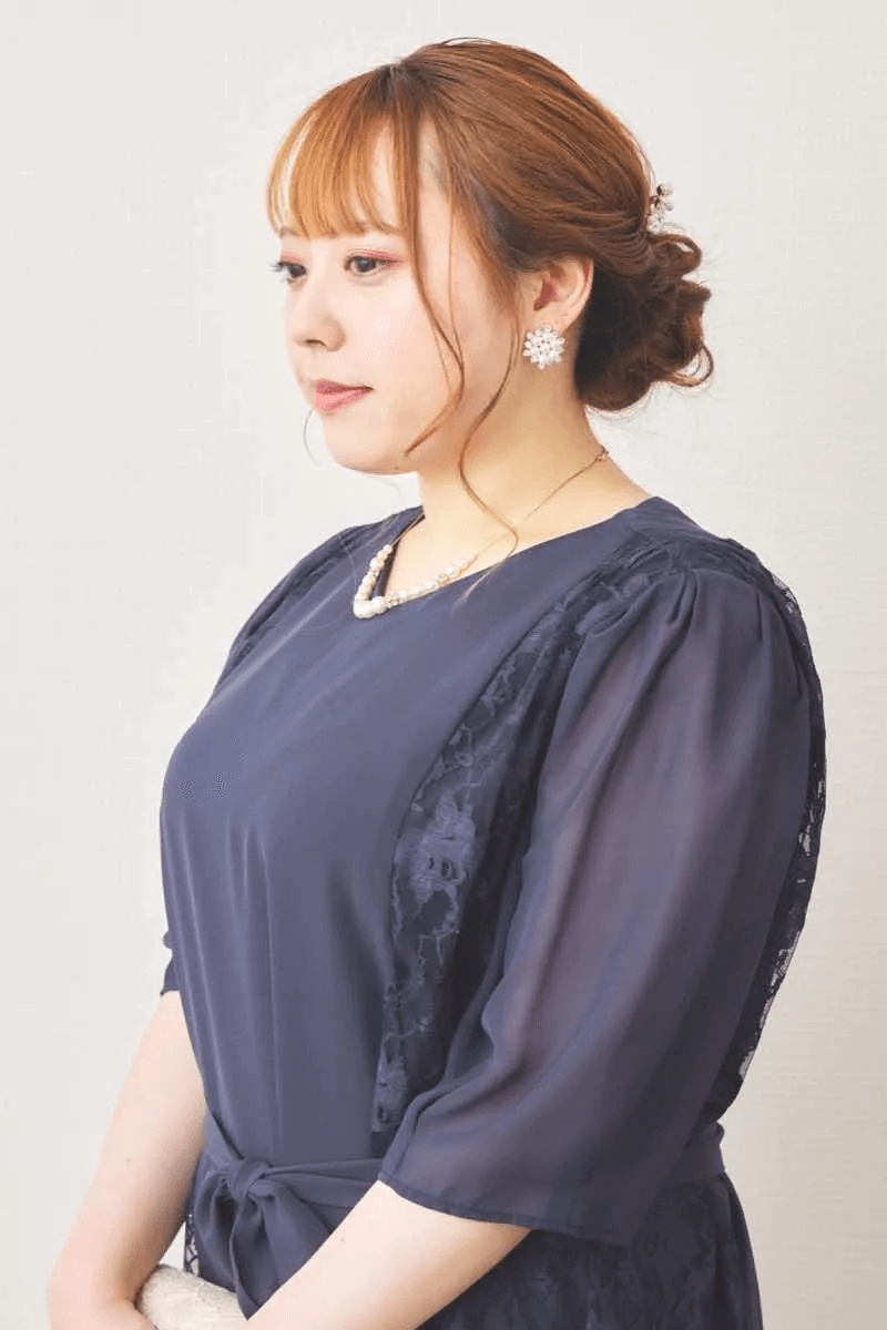 ネイビーのリボン付きサイドレースドレス