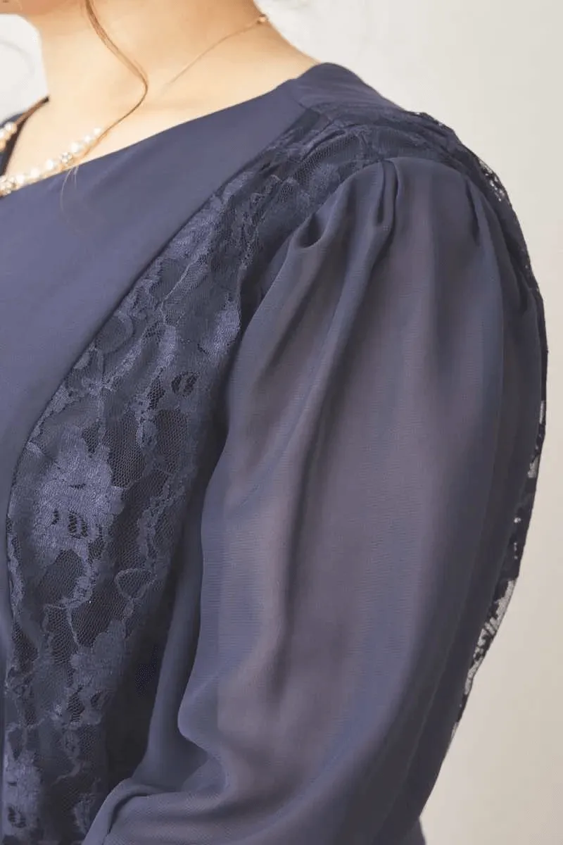 ネイビーのリボン付きサイドレースドレス