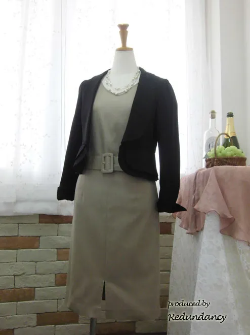 ベージュのウエストリボン付タイトワンピース