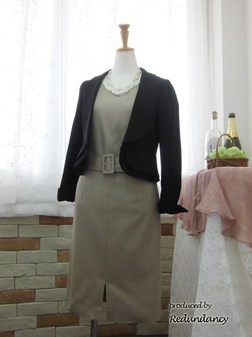 ベージュのウエストリボン付タイトワンピース