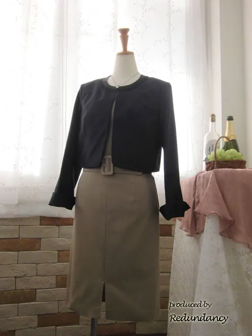 ベージュのウエストリボン付タイトワンピース