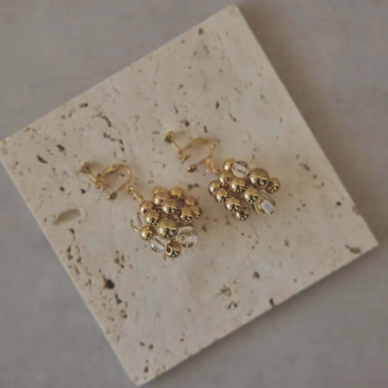 ゴールドのメタルボールイヤリング