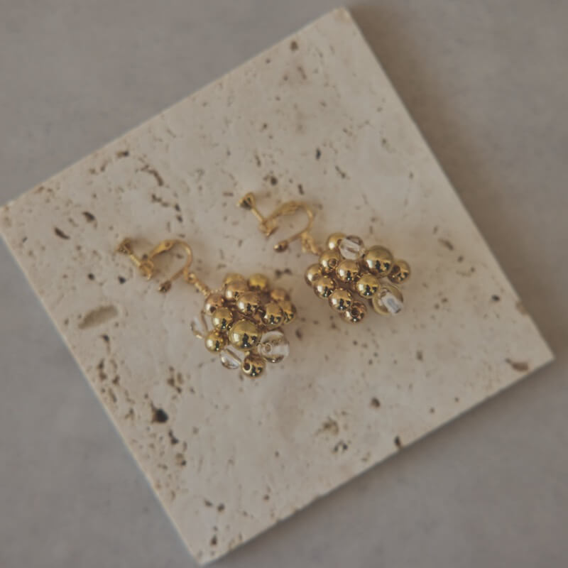 ゴールドのメタルボールイヤリング