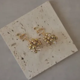 ゴールドのメタルボールイヤリング