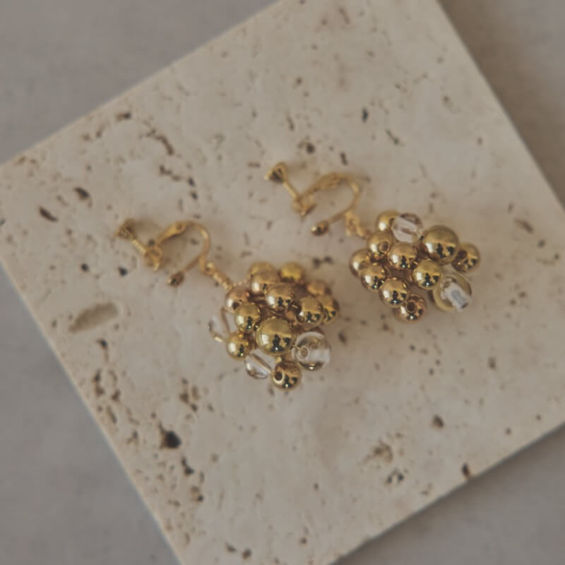 ゴールドのメタルボールイヤリング