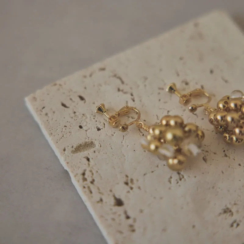 ゴールドのメタルボールイヤリング