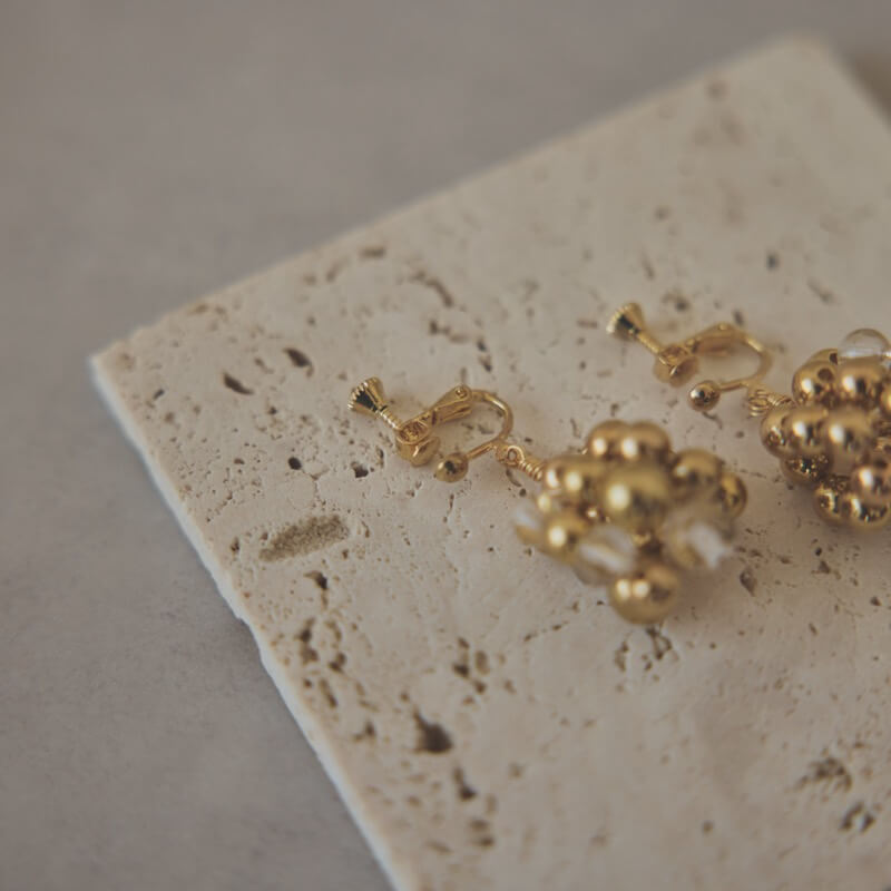 ゴールドのメタルボールイヤリング