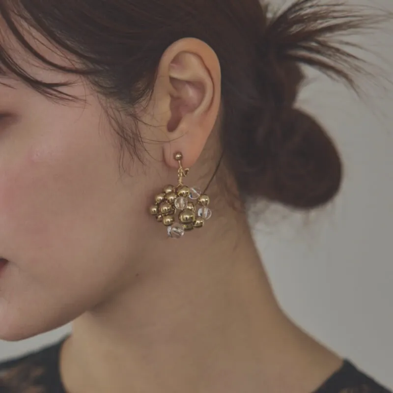 ゴールドのメタルボールイヤリング