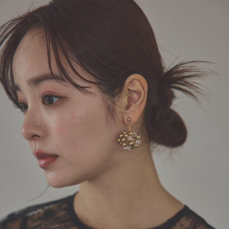 ゴールドのメタルボールイヤリング