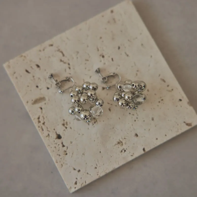 シルバーのメタルボールイヤリング