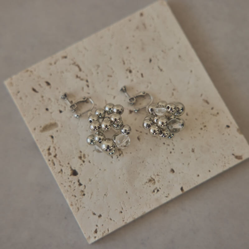 シルバーのメタルボールイヤリング