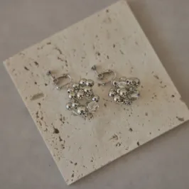 シルバーのメタルボールイヤリング