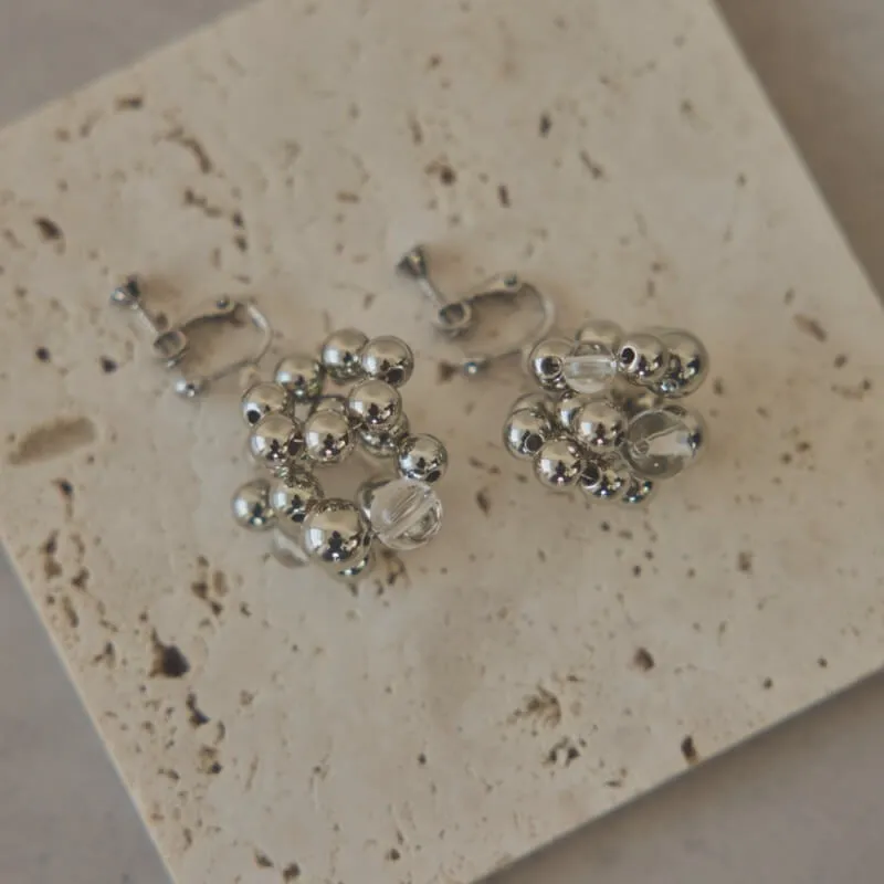 シルバーのメタルボールイヤリング