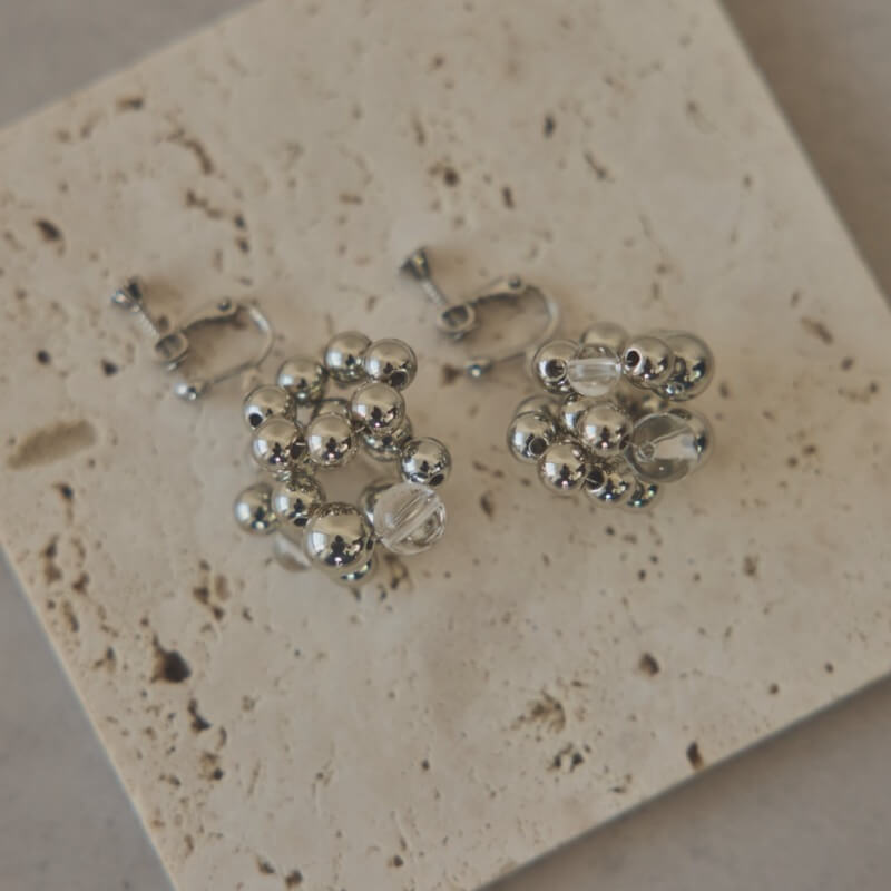 シルバーのメタルボールイヤリング