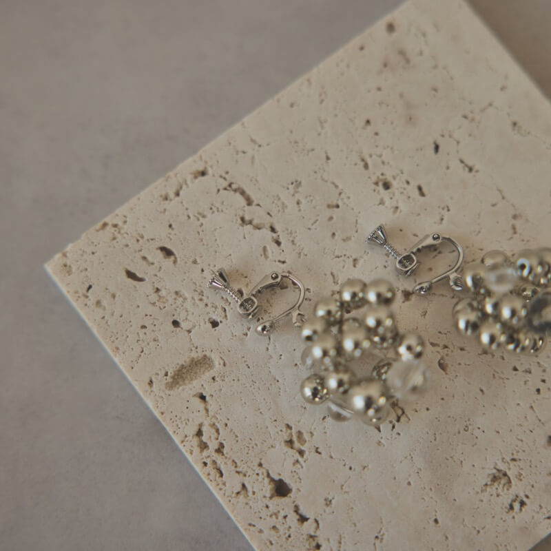 シルバーのメタルボールイヤリング