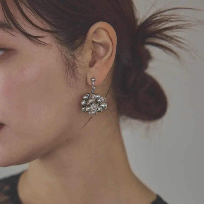 シルバーのメタルボールイヤリング