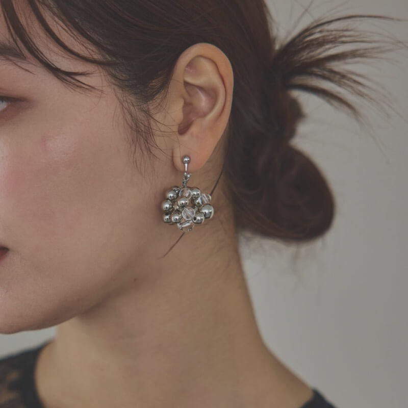 シルバーのメタルボールイヤリング