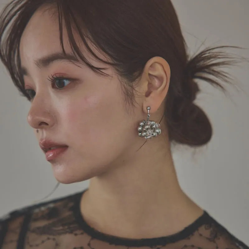 シルバーのメタルボールイヤリング