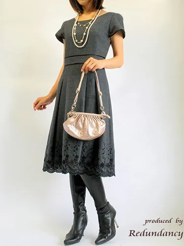 グレーのスカラップ刺繍ワンピース