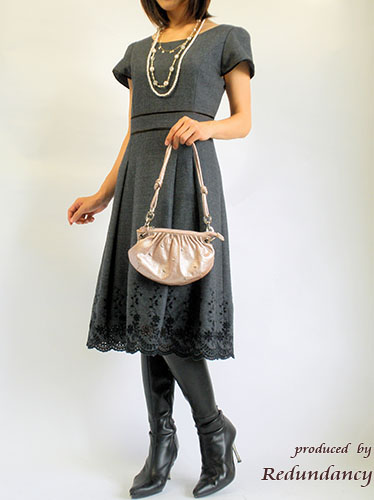 グレーのスカラップ刺繍ワンピース