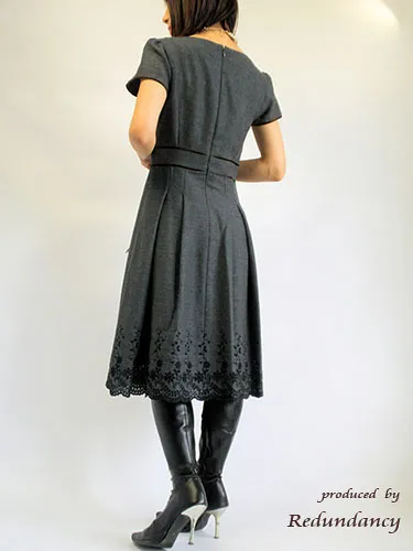 グレーのスカラップ刺繍ワンピース