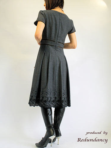 グレーのスカラップ刺繍ワンピース