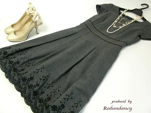 グレーのスカラップ刺繍ワンピース