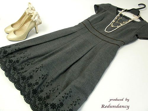 グレーのスカラップ刺繍ワンピース