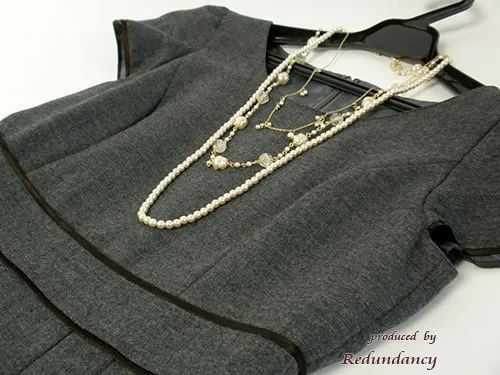 グレーのスカラップ刺繍ワンピース