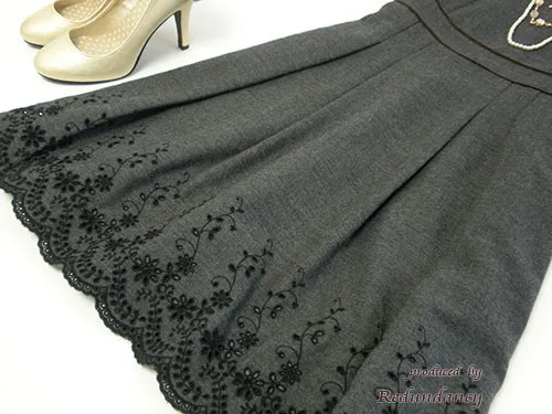 グレーのスカラップ刺繍ワンピース